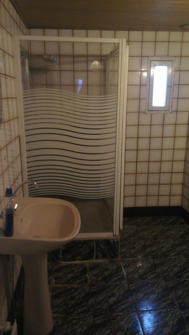 Badkamer voor renovatie (105K)